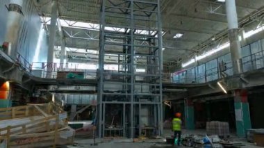 Timelapse inşaatçılar iş Asansör karkas alışveriş merkezinde yakın