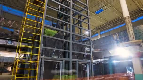 Menschen arbeiten im Zeitraffer in der Nähe des grauen Liftkastens auf hoher Leiter — Stockvideo