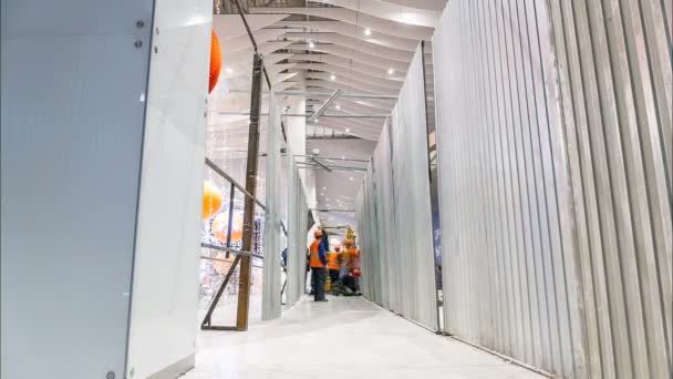 Trabajadores instalan pared de metal entre tiendas en timelapse centro — Vídeos de Stock