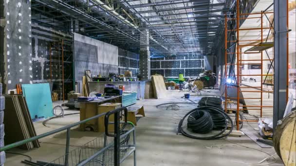 Equipe de construtores de timelapse faz operações de acabamento em shopping center — Vídeo de Stock