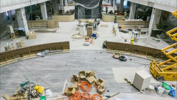 Timelapse grupo de trabajadores opera en sala central en la construcción — Vídeos de Stock