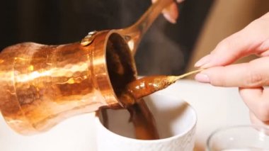tatlı kadın kahve Bakır ampul gelen acı biber ile dökülen