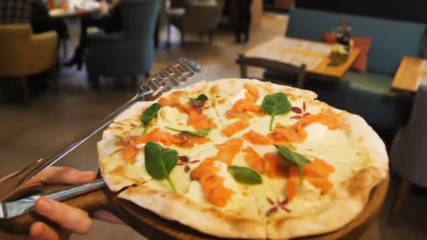 Sluit weergave ober draagt verse hete pizza gasten in café — Stockvideo