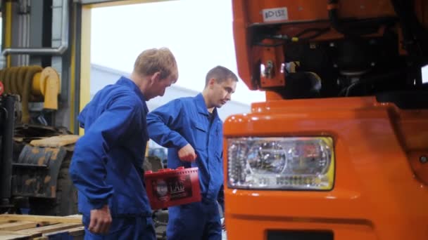 Os técnicos instalam o acumulador poderoso no caminhão na oficina — Vídeo de Stock