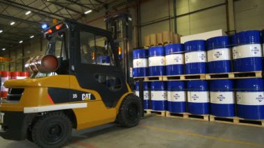 Forklift alır ve işçi logo varil ile paletler taşır