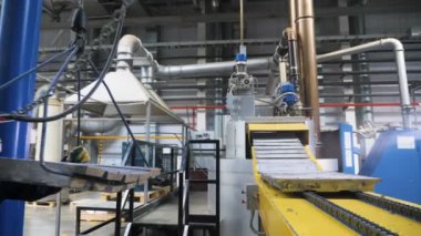 Konveyör bant için kamera taşır ve vinç metal parçaların koyar