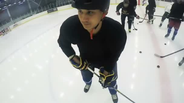 头部凸轮显示年轻球员领先和传球冰球在游戏中 — 图库视频影像
