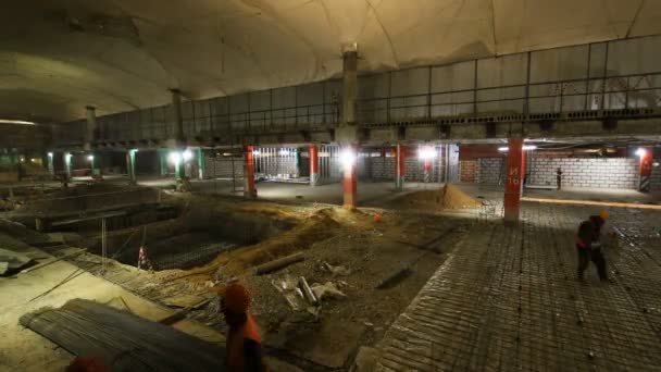 Bauarbeiter füllen Boden des Unterhaltungszentrums mit Beton — Stockvideo