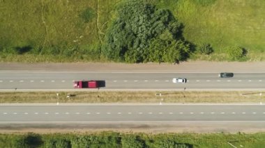 Kırmızı boş kamyon sürücüleri alanlar üst görünüm geçmiş modern yol boyunca