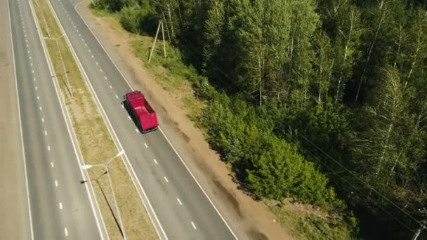 Camión rojo conduce a lo largo de la carretera más allá de la moderna estación de reparación KAMAZ — Vídeos de Stock