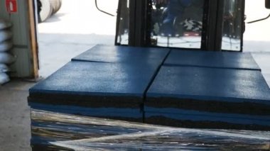 Forklift taşımaları kauçuk parça yığın kamyon Servisi salonu boyunca