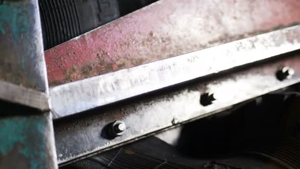 Closeup τεράστιο μεταλλικό μαχαίρι κόβει παλαιών ελαστικών φορτηγών στο σταθμό — Αρχείο Βίντεο