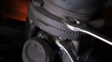 İşçi shop tornavidalar ile kamyon motoru üzerinde kilitleme denetler