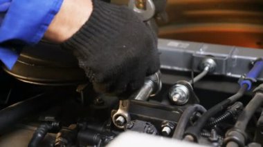 vasıflı işçi vida anahtarı motor closeup ile giderir