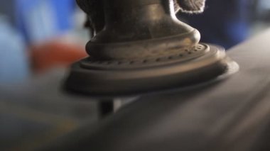 closeup manuel araç kamyon metal detay pas katmanından temizler