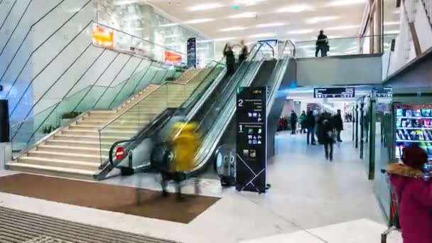 Timelapse personas en la sala del centro comercial con escaleras y escaleras mecánicas — Vídeos de Stock