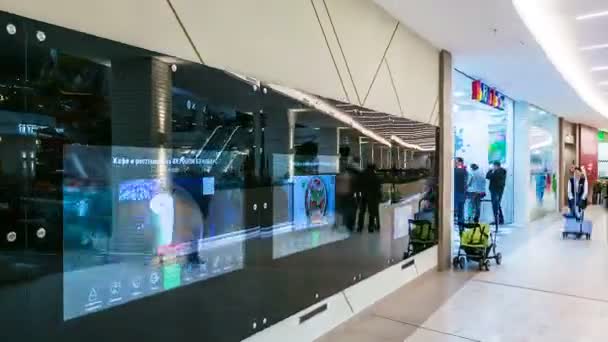 Café adverteren op glas geval in de buurt van speeltuin in winkelcentrum — Stockvideo
