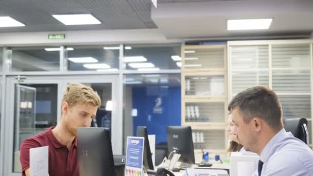 Gestionnaire attentif consulte jeune homme dans le bureau de l'entreprise — Video