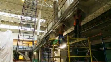 inşaatçılar iş yerinde güzel eğlence merkezi inşaatı