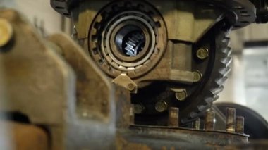 büyük paslı tır parça atölyede sabit kamera gösterir