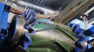 hareket geçmiş Konveyör taşıma eski lastikler parçalar halinde kesilmiş