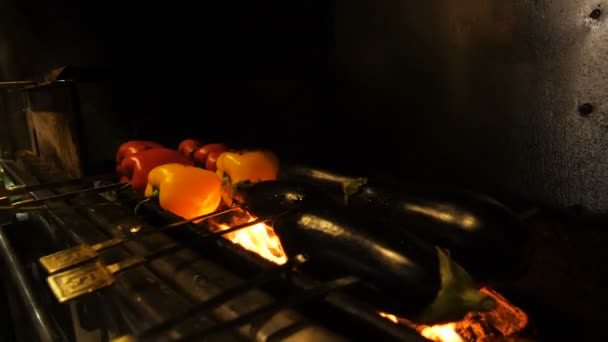 Vorbei an Auberginen und Paprika, die im Café auf dem Grill gegrillt werden — Stockvideo