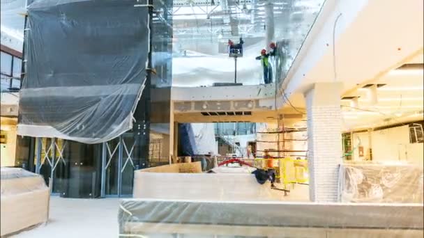 Arbeiterbrigade beendet Dekorationsarbeiten im Einkaufszentrum — Stockvideo