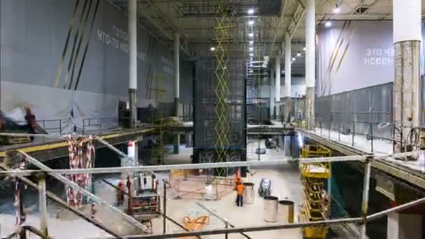 Shopping center salão espaçoso com elevador construído e trabalhadores — Vídeo de Stock