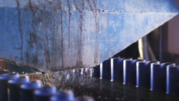 poussière de gros plan versée du conteneur sur la bande transporteuse en mouvement 