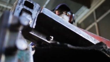 arka plan kontrolleri operatör bıçak kesim eski kamyon lastik