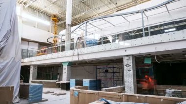 Elektrikçiler led lambalar eğlence merkezi tavanda yükleyin.