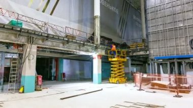 işçiler ile kaynak makine katta ve Merdiven küpeşte yüklemek