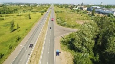 Arabalar büyük kamyon Servis İstasyonu yakınındaki resimsel Berrak gökyüzü karşı sürüş ile modern yolun harika havadan görünümü