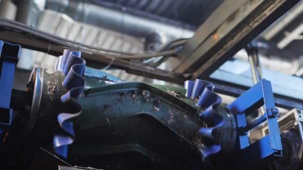 petits morceaux de caoutchouc tombent du convoyeur en mouvement dans l'atelier 