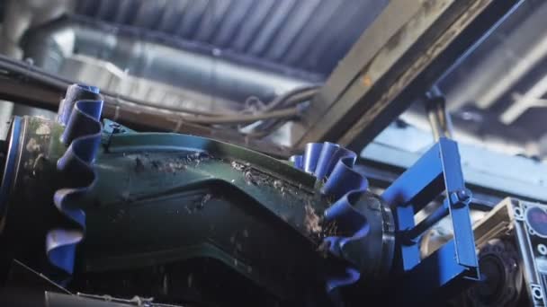 Использованные шины небольшие куски падают с конвейера в цехе — стоковое видео