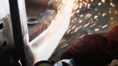 görünümü Kapat teknisyen kamyon metal gövde atölye biler