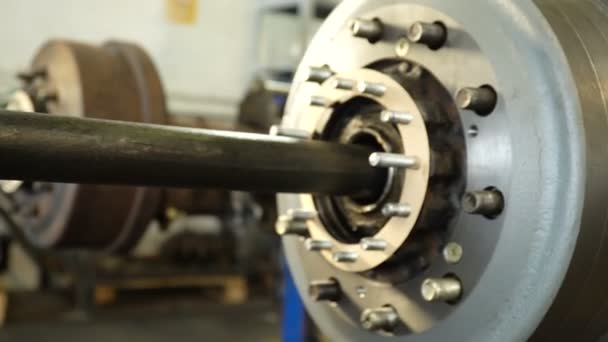 Técnico coloca e fixa o eixo em grande cilindro de caminhão — Vídeo de Stock