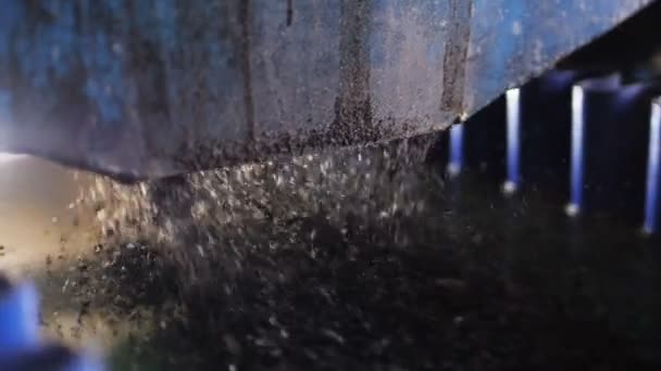 Nézetbezáró fém gép mozog, és önti darab kis gumiabroncs — Stock videók