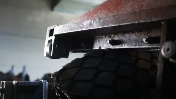 Macchina di taglio vista da vicino funziona con pneumatici usati in negozio — Video Stock