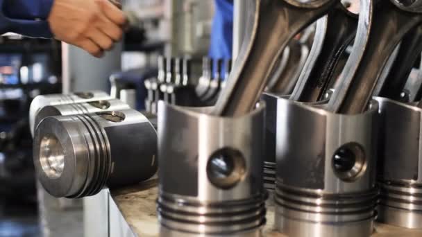 Gros Plan Gros Pistons Camion Puissants Sur Stand Atelier Travailleur — Video