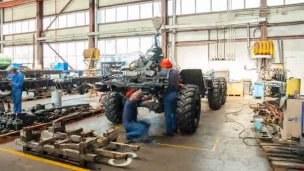 技術者は、ワーク ショップ サービスで修復されたトラックを組み立てる — ストック動画