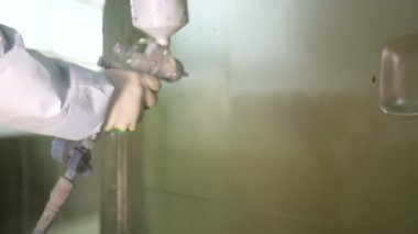 çalışan koruyucu üniforma ve maske boyalar kamyon kabini