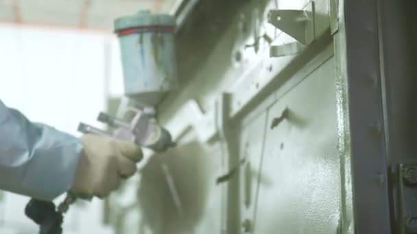Karyawan dengan seragam pelindung dan masker cat kabin truk — Stok Video