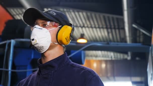 Trabalhador vista fechada em máscara olha para painel de controle de máquinas — Vídeo de Stock
