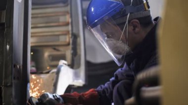 adam farklı yönlere uçan sparks ile kabin biler