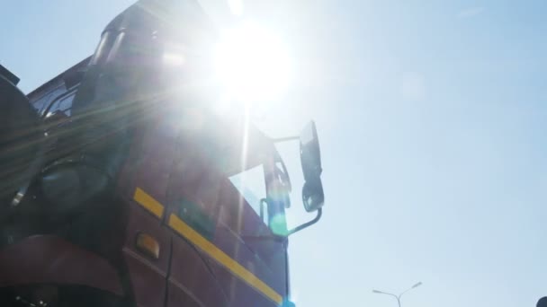 鞑靼斯坦俄罗斯 2018年8月24日 底部视图巨大的红色现代自卸车卡车行驶快速沿高速公路对明亮的阳光和蓝天在8月24日在喀山 — 图库视频影像