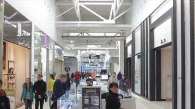 yan görünümü kadın güvenlik alışveriş alışveriş merkezi geçiş kontrol eder.