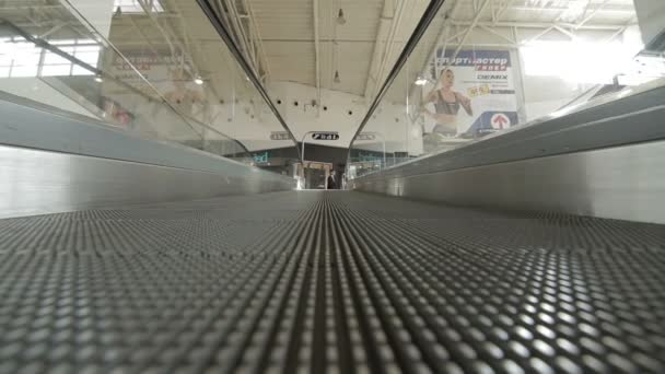 Closeup cara caminha na pista em movimento no shopping popular — Vídeo de Stock