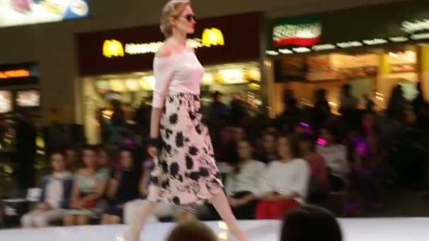 Side view female model shows skirt blouse and handbag — Stock Video