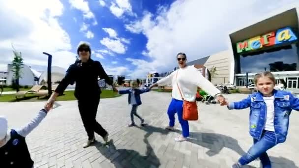 Coelho buraco planeta tiro pessoas dança perto de shopping center — Vídeo de Stock